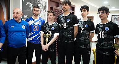Seyhan Belediyesporlu voleybolculardan Başkan Tekin'e üç kupa