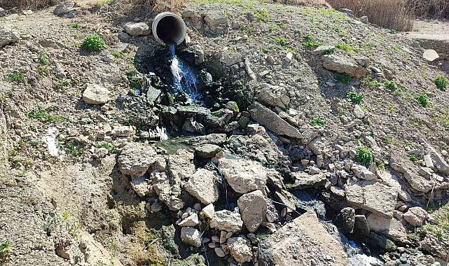 Seyhan Nehri'nde su çekilince pislik ortaya çıktı