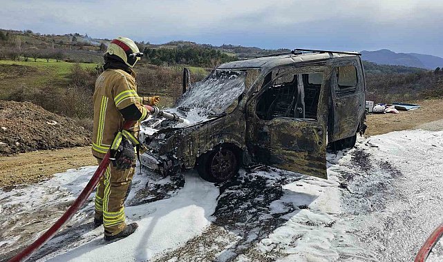 Seyir halindeki araç alevlere teslim oldu, muhtar ölümden döndü