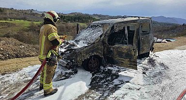 Seyir halindeki araç alevlere teslim oldu, muhtar ölümden döndü