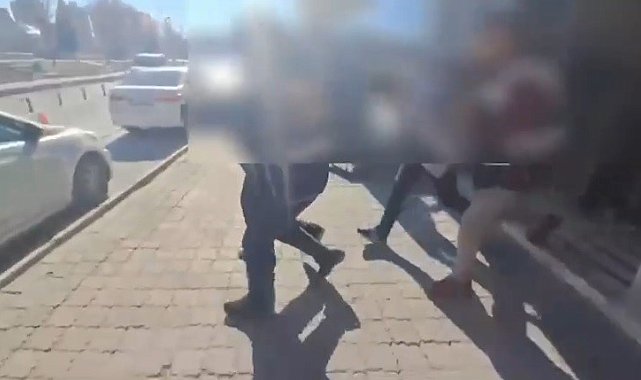Seyir halindeki aracın önünü kesip cep telefonu çalan 9 şüpheli gözaltına alındı