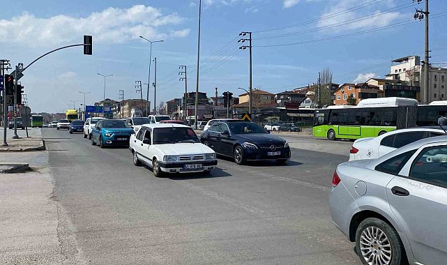 Seyir halindeki tırın dorsesi yola devrildi, trafik felç oldu