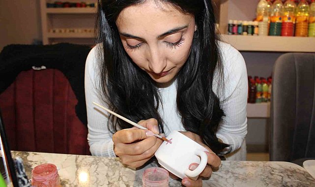Siirt'te kadınlar günün yorgunluğunu sanat atölyesinde atıyorlar