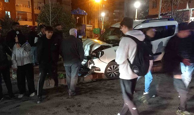 Siirt'te kamyonet ile otomobil çarpıştı: 1 yaralı