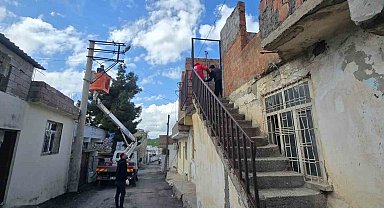 Silvan'da 40 aydır karanlıkta olan ev ışık gördü
