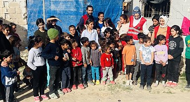 Sınırda 500 çocuk bayramlık elbise ve ayakkabı sevinci yaşadı