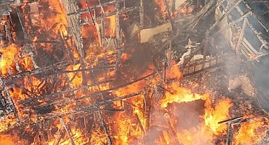 Sinop'ta ahşap ev alevlere teslim oldu