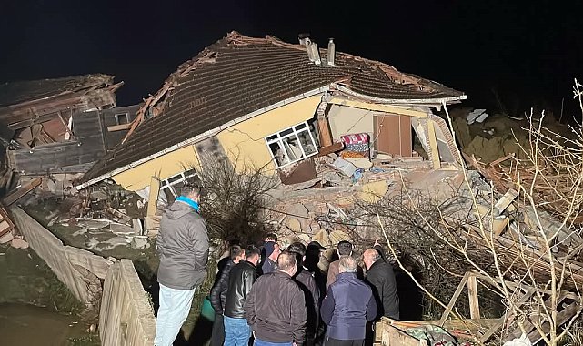 Sinop'ta heyelan: 2 ev yıkıldı, enkaz altında kalan 2 kişi kurtarıldı