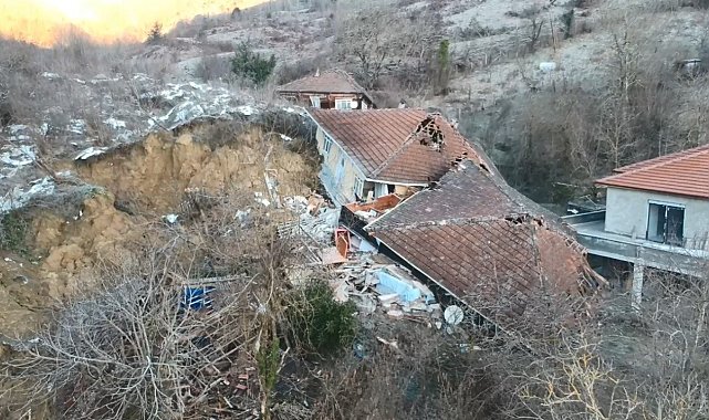 Sinop'ta heyelan: 3 ev ve bir ahır enkaza döndü