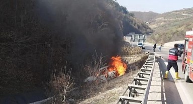 Sinop'ta kaza yapan araç alev aldı
