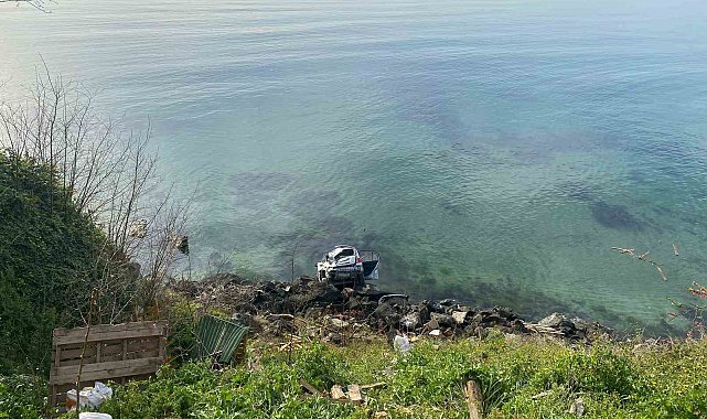 Sinop'ta otomobil denize uçtu, sürücü yara almadan kurtuldu
