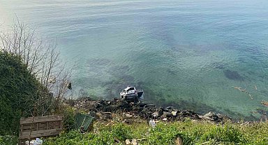 Sinop'ta otomobil denize uçtu, sürücü yara almadan kurtuldu