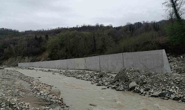 Sinop'ta sel felaketinin ardından yapılan taşkın kontrol duvarları su görmeden dökülmeye başladı