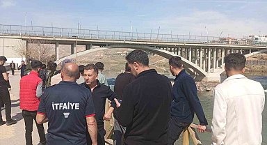 Şırnak'ta nehre atlayan çocuğu vatandaşlar kurtardı