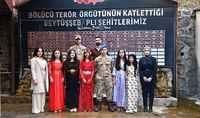 Şırnak'ta polis, jandarma, öğretmen ve öğrenciler 'Çanakkale içinde' türküsünü seslendirdi