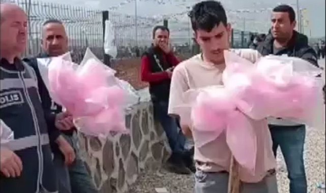 Şırnak'ta polisler Nevruz kutlamasına giden çocuklara pamuk şeker dağıttı