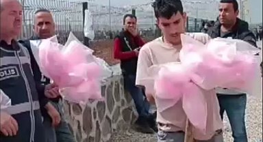 Şırnak'ta polisler Nevruz kutlamasına giden çocuklara pamuk şeker dağıttı