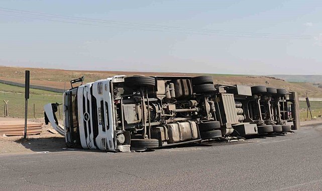 Şırnak'ta virajı alamayan tır devrildi: 1 yaralı