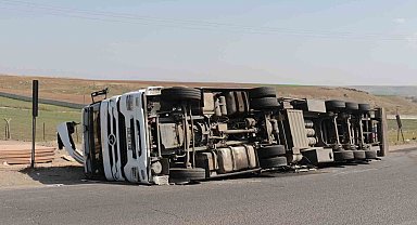 Şırnak'ta virajı alamayan tır devrildi: 1 yaralı