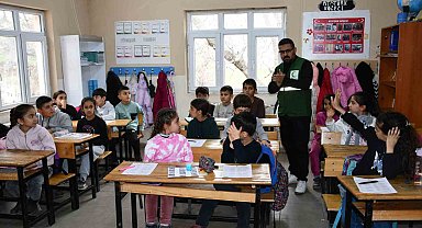 Şırnaklı öğrencilere teknoloji bağımlılığı eğitimi verilip mont dağıtıldı