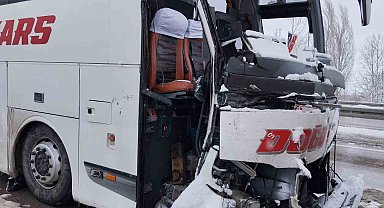Sivas'ta iki yolcu otobüsü çarpıştı: 6 yaralı