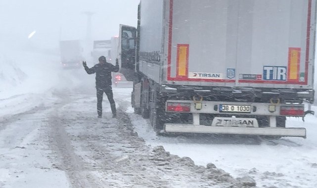 Sivas'ta kar yolları kapattı, hazırlıksız sürücüler yolda kaldı