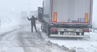Sivas'ta kar yolları kapattı, hazırlıksız sürücüler yolda kaldı