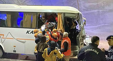 Sivas'ta midibüs tıra arkadan çarptı: 10 yaralı