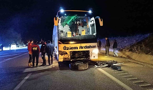 Sivas'ta otobüs ile otomobil çarpıştı: 10 yaralı