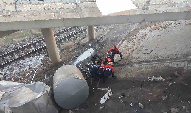 Sivas'ta süt yüklü tır devrildi: 1 ölü