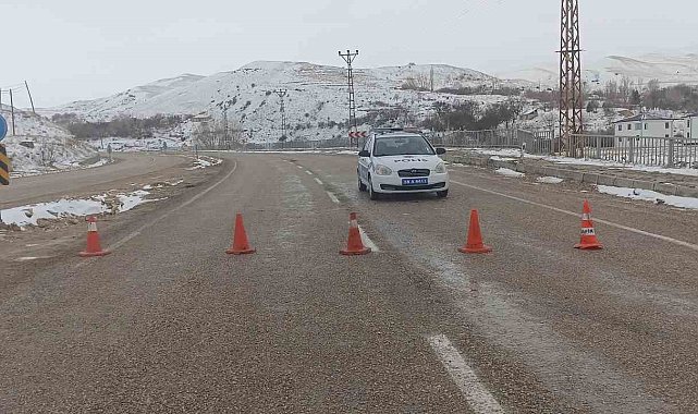 Sivas'ta yoğun kar yağışı ve tipi ulaşımda aksamalara neden oldu