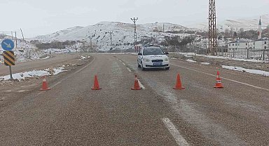 Sivas'ta yoğun kar yağışı ve tipi ulaşımda aksamalara neden oldu
