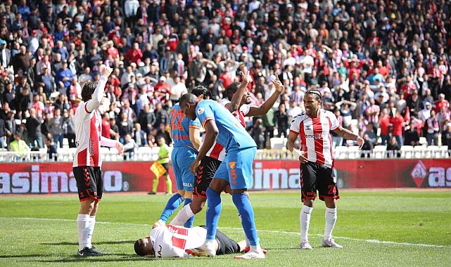 Sivasspor'da Rey Manaj sakatlandı!