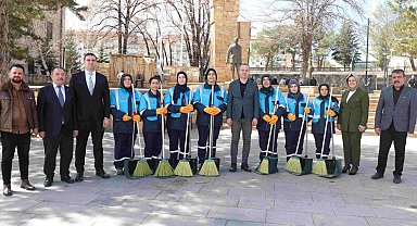 Sivas'ta şehir temizliğine kadın eli değdi