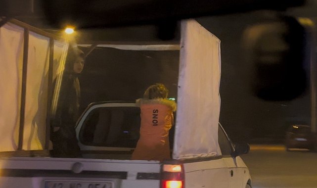 Soğuğa rağmen pikap kasasında yolculuk yapan çocuklar