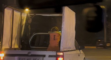 Soğuğa rağmen pikap kasasında yolculuk yapan çocuklar