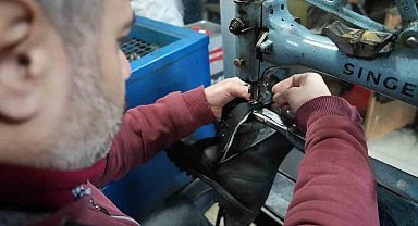 Soğuk kış, ayakkabı tamircilerine yaradı