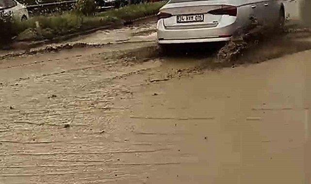 Söke'de sağanak yağış etkili oldu, karayolu çamurla kaplandı