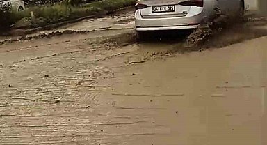 Söke'de sağanak yağış etkili oldu, karayolu çamurla kaplandı