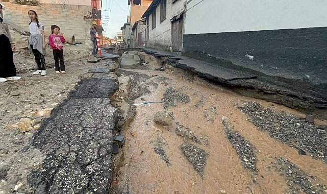 Su borusu patladı, iş yerleri ve araçlar zarar gördü