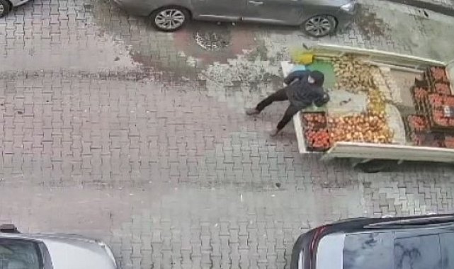 Sultangazi'de sebze satarken babasının kullandığı kamyonetin altında kaldı: O anlar kamerada