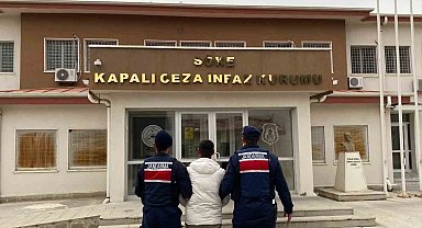 Şüphe üzerine durdurulan araçta 42 düzensiz göçmen yakalandı