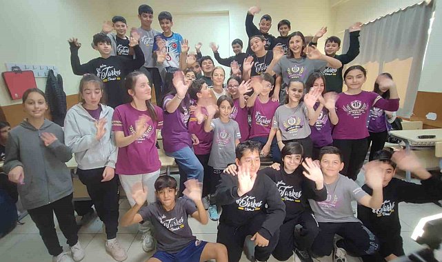 Sürpriz doğum günü öğretmeni ağlattı