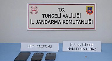Sürücü belgesi sınavında akıllara durgunluk veren kopya düzeneğine jandarmadan suçüstü
