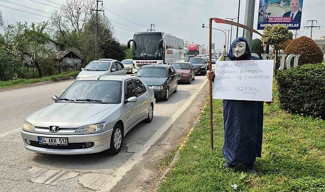 Sürücülere maskeli, tırpanlı uyarı