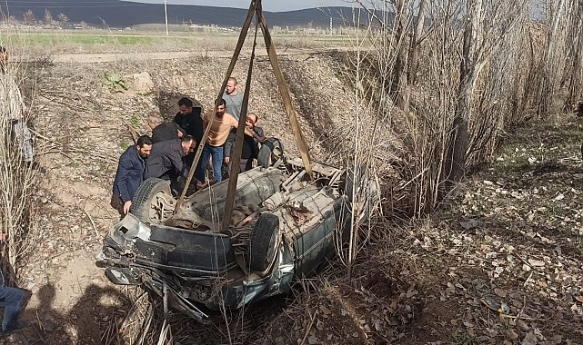 Takla atan aracın altında kalan sürücü yaralı kurtuldu