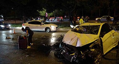Takla atan otomobil karşı şeritten gelen aracın üzerine düştü: 3 yaralı