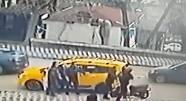 Taksiciyle, motosikletli kavgaya tutuştu, cadde ringe döndü