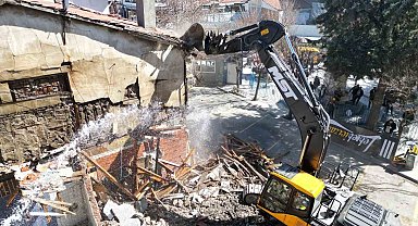 Tarihi Meydan'da yıkım çalışmaları sürüyor