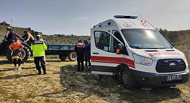 Tarlada devrilen traktörün üzerinden savrulan çiftçi yaralandı